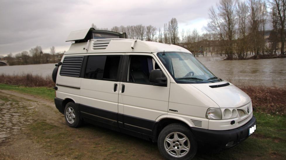 Modèle unique :
Volkswagen T4 Dehler Profi GL Maxivan Project ZWO Syncro * équivalent au Westfalia California* 2.5 TDI – 102 CV * 08/98 * 2 couchages * Climatisation * 6 places carte grise * Douche * Première main * Fourgon aménagé d’origine par Professionnel *