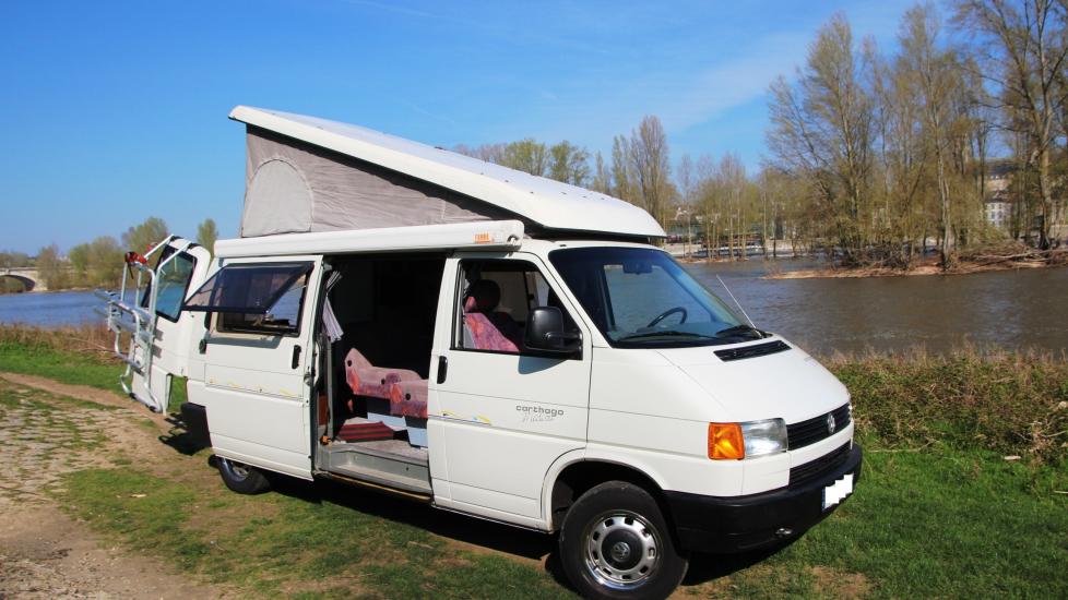 Rare : Volkswagen T4 2.4 D 77CV Malibu 31.1 Rallongé * 6 places carte grise * 4 couchages * 142.000 Km d’origine * No California *
Fourgon aménagé par Professionnel Carthago *