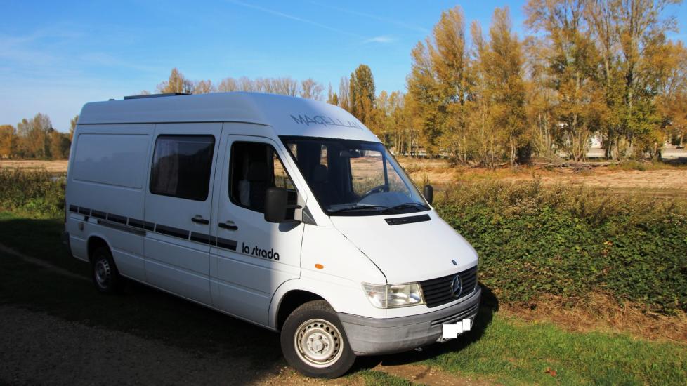 MERCEDES SPRINTER 208 D Magellan * Première main * 2 couchages * 4 places carte grise * 02/97 * 113.500 km d’origine * Fourgon aménagé en Camping Car par Professionnel allemand La Strada*