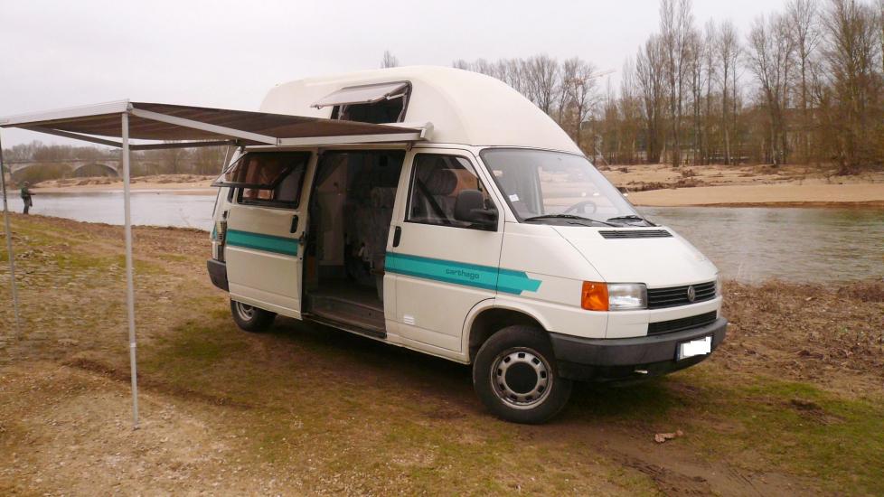 Volkswagen T4 Carthago Malibu Rallongé Rehaussé * Première main * 117000 Km d’origine * Douche WC *
Fourgon aménagé par Professionnel *
2.4L D – 77 CV * 4 couchages * 
