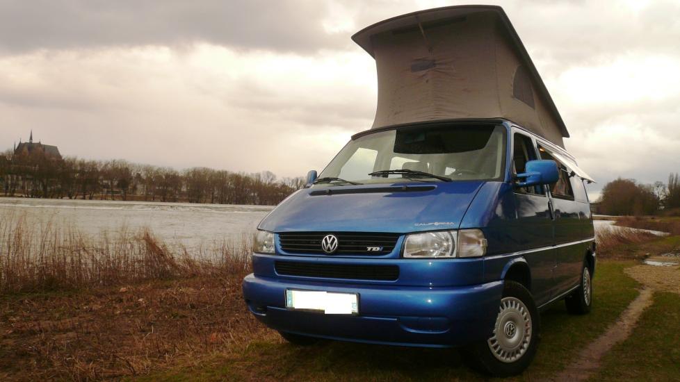 Volkswagen T4 CALIFORNIA Blue * 2.5L TDI – 88 CV DIN * Deuxième main de 04/99 * Moteur 78.000 Km * 4 places carte grise * Fourgon aménagé d’origine par Westfalia *